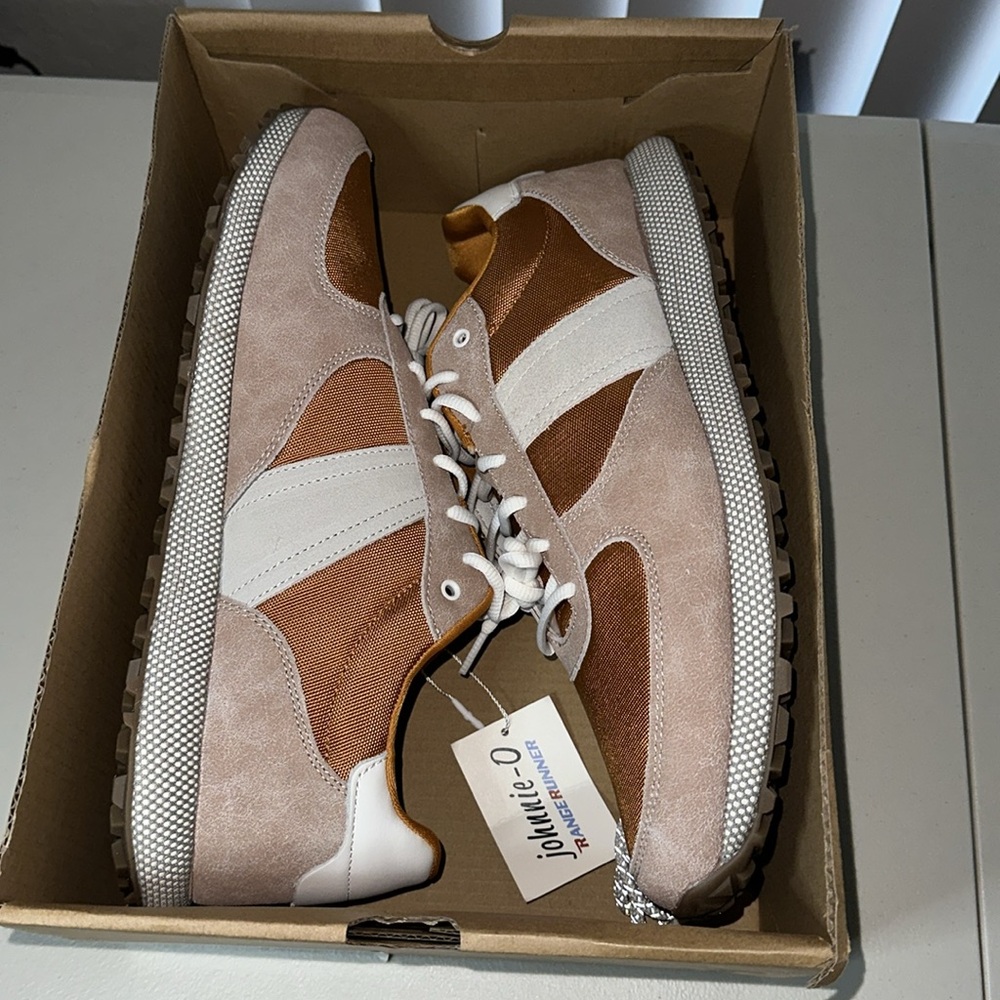 JOHNNIE-O TANGE RUNNER NEW, size 13, very comfy, last one! JNFW1480